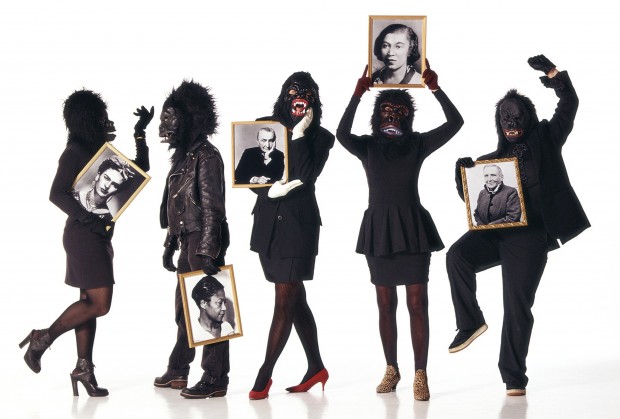 As Guerrilla Girls seguram retratos de mulheres importantes na história da arte 