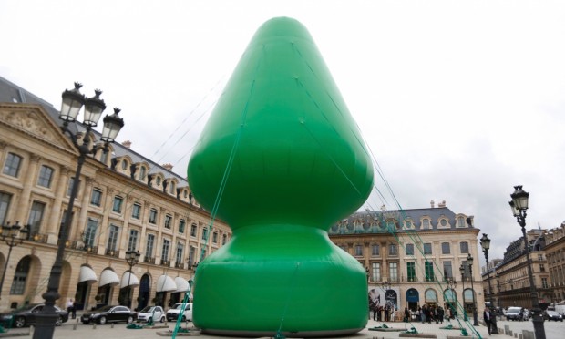 'Árvore', escultura de Paul McCarthy na praça Vendôme, em Paris