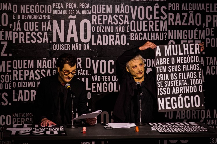 Performance de Maurício Dias e Walter Riedweg no Paço das Artes